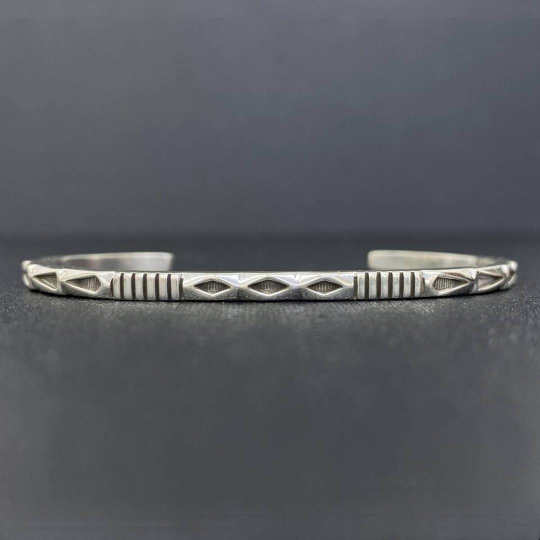 NAVAJO Jennifer Curtis シルバー スタンプワーク バングル