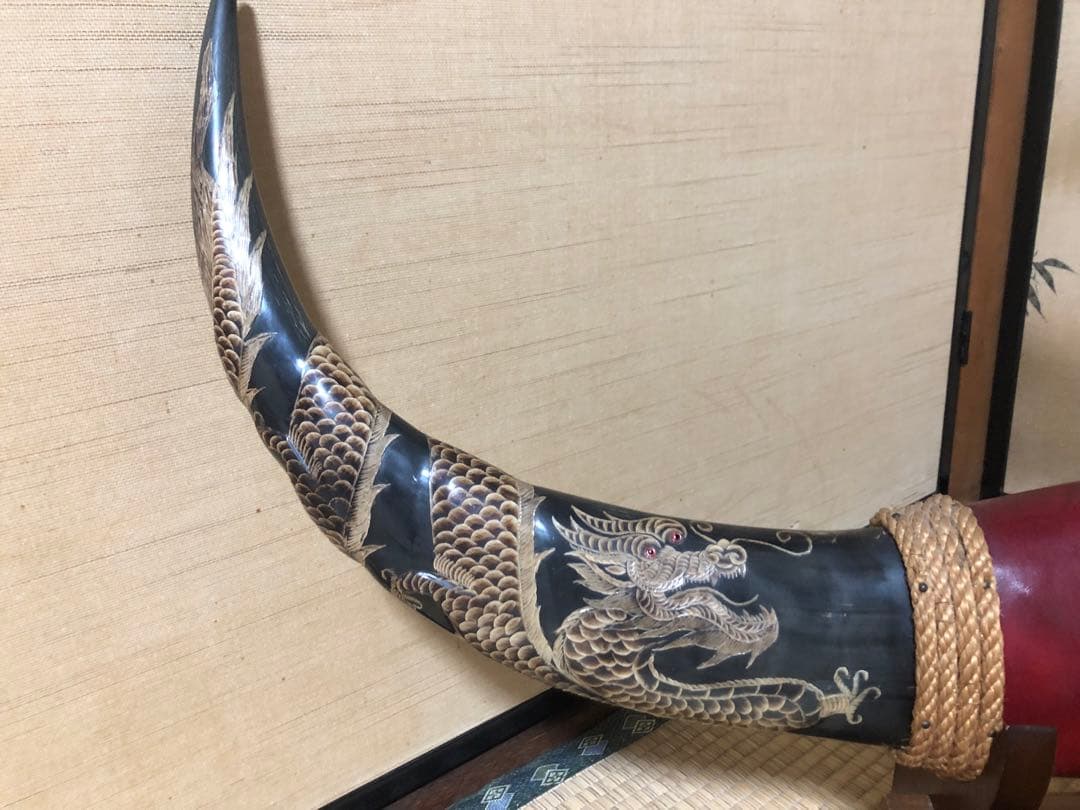 牛の角置物（竜の彫刻：台付き）