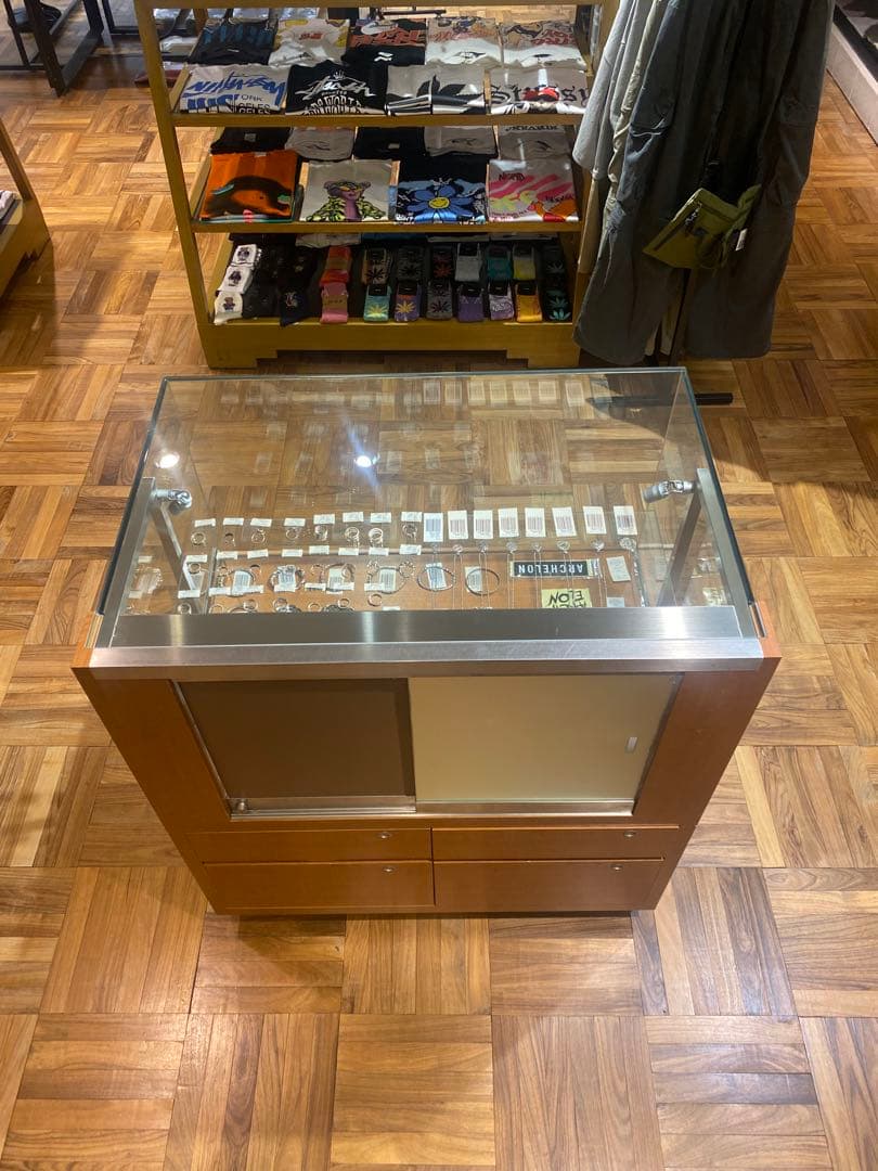 店舗で使用していたガラス什器2個セット