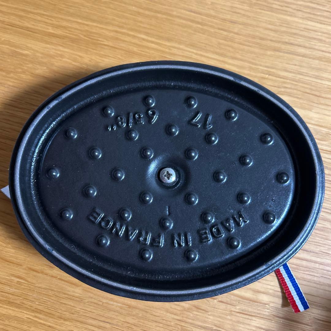 staub ココット　オーバル　黒