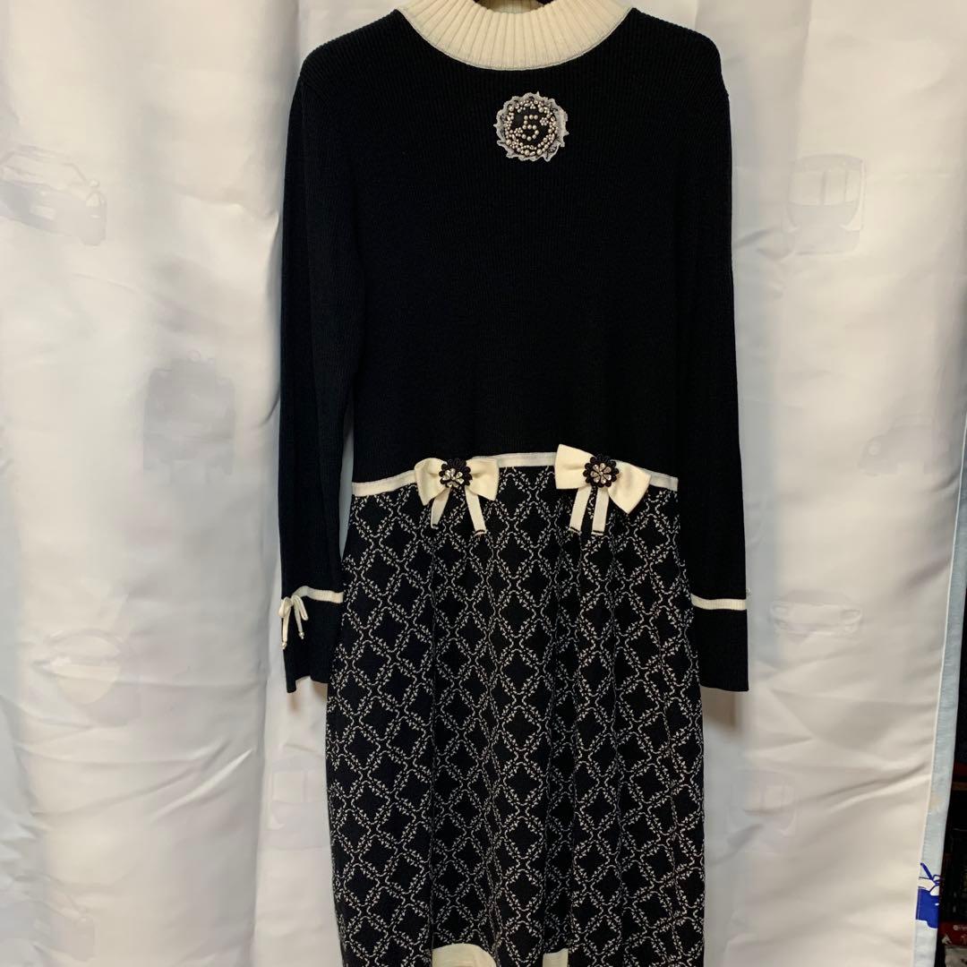 スーパービューティーの長袖ワンピース 黒と白のコンビネーション、カーディガン