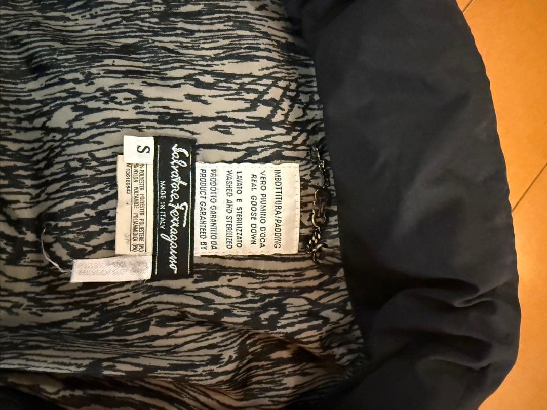 フェラガモ　ブラック ダウンジャケット S