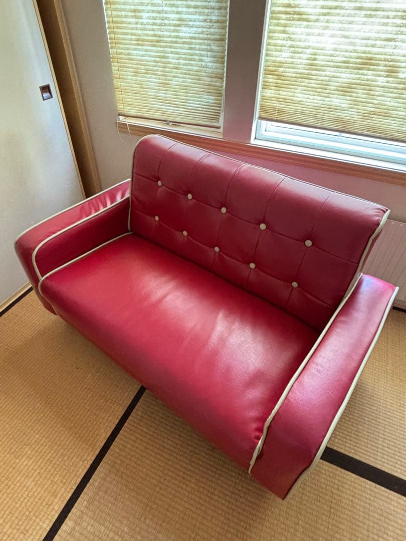 真紅の2人がけソファ