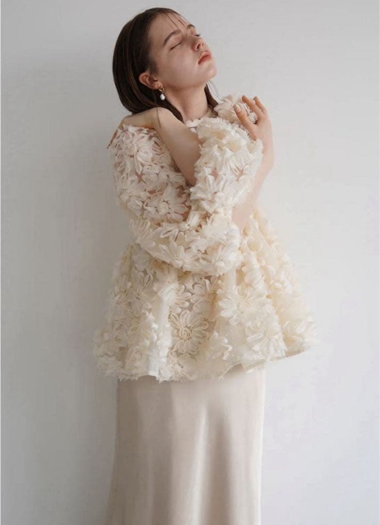 【美品】flower peplum blouse acka ベージュ
