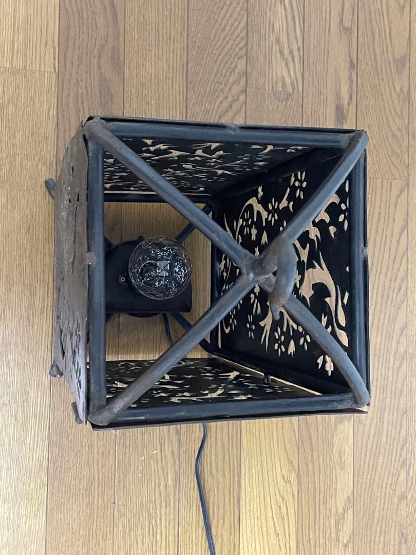 花鳥彫 鉄製の透かし彫り灯が美しい間接照明、置いても吊り下げてもOK