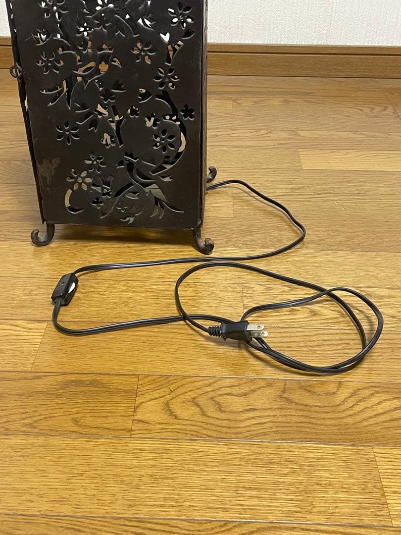 花鳥彫 鉄製の透かし彫り灯が美しい間接照明、置いても吊り下げてもOK