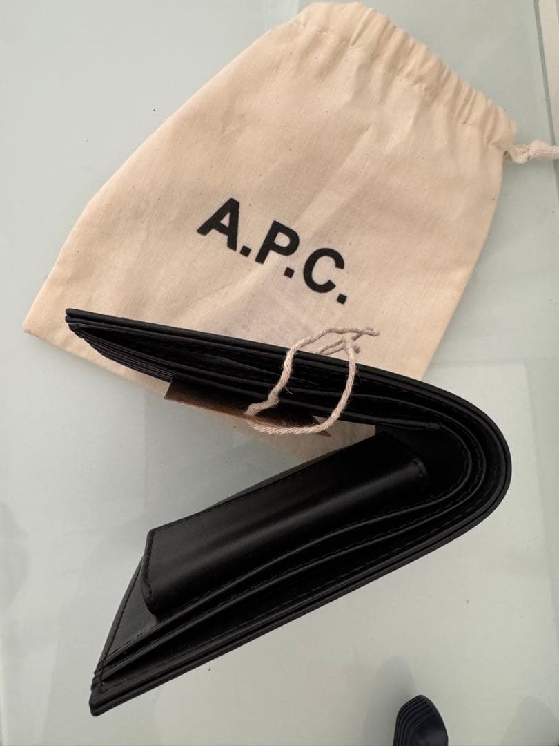 A.P.C. ブラックレザー二つ折り財布