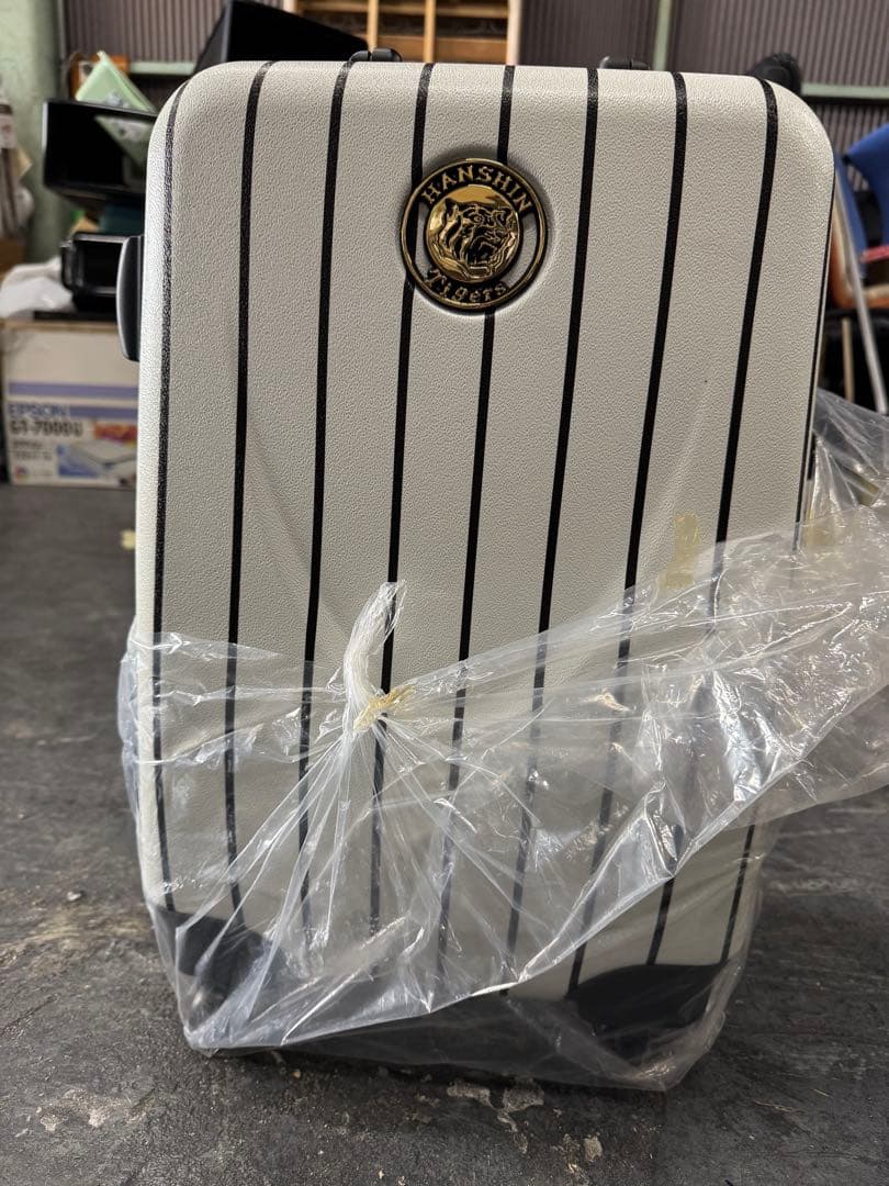 ②阪神タイガース　 キャリーケース 中型