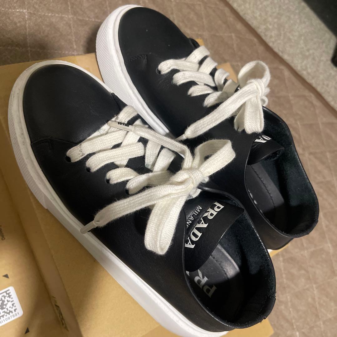 早いもの勝ち！PRADA ブラック レザー スニーカー