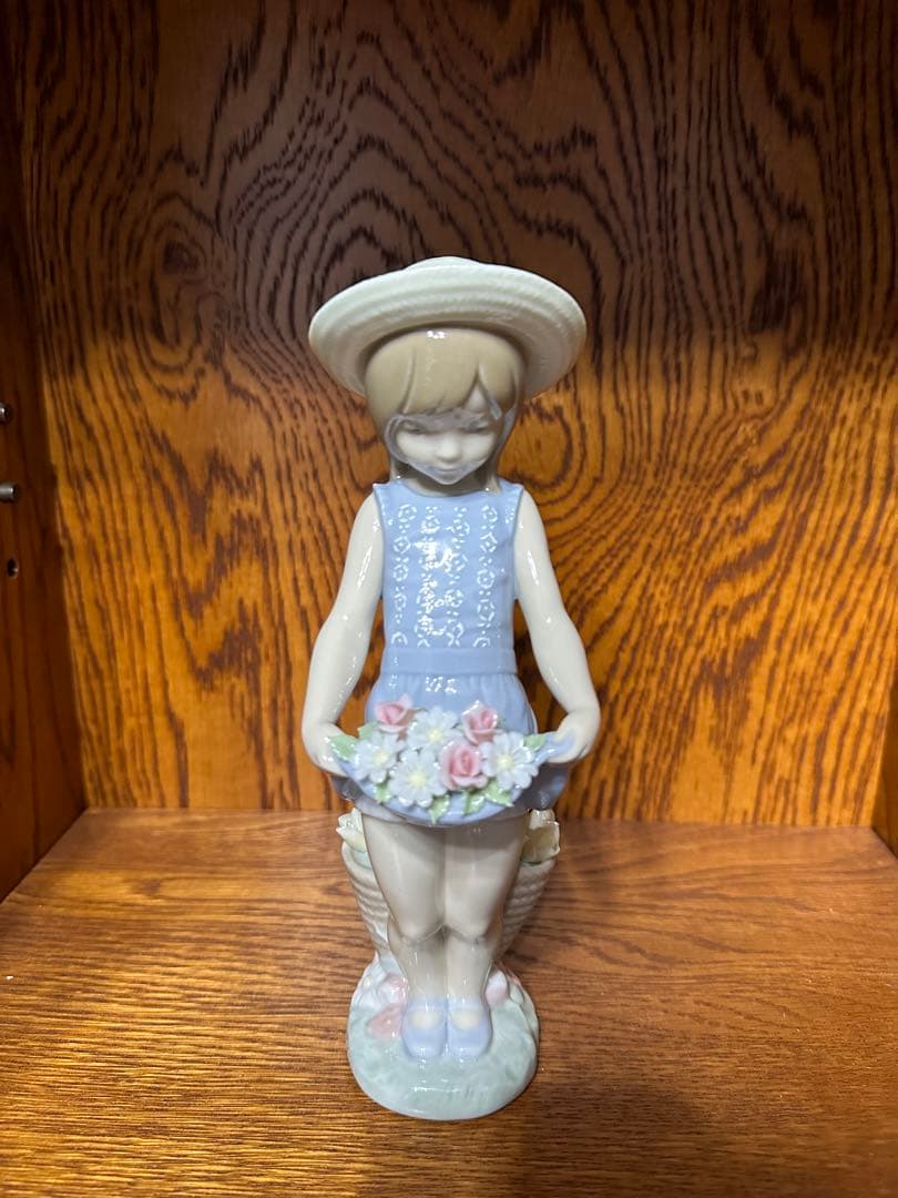 LIADRO リアドロ　リヤドロ　少女 置物 陶器 帽子　スカートに花いっぱい