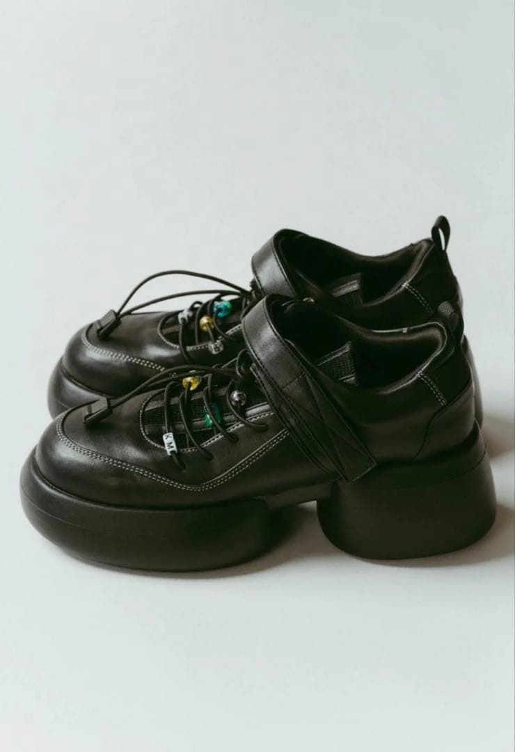 クヌースマーフ　厚底ブラックスニーカー