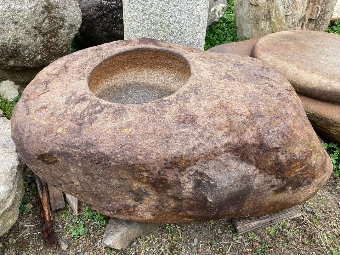 本鞍馬石水鉢　カワスウブ石　みかん彫り