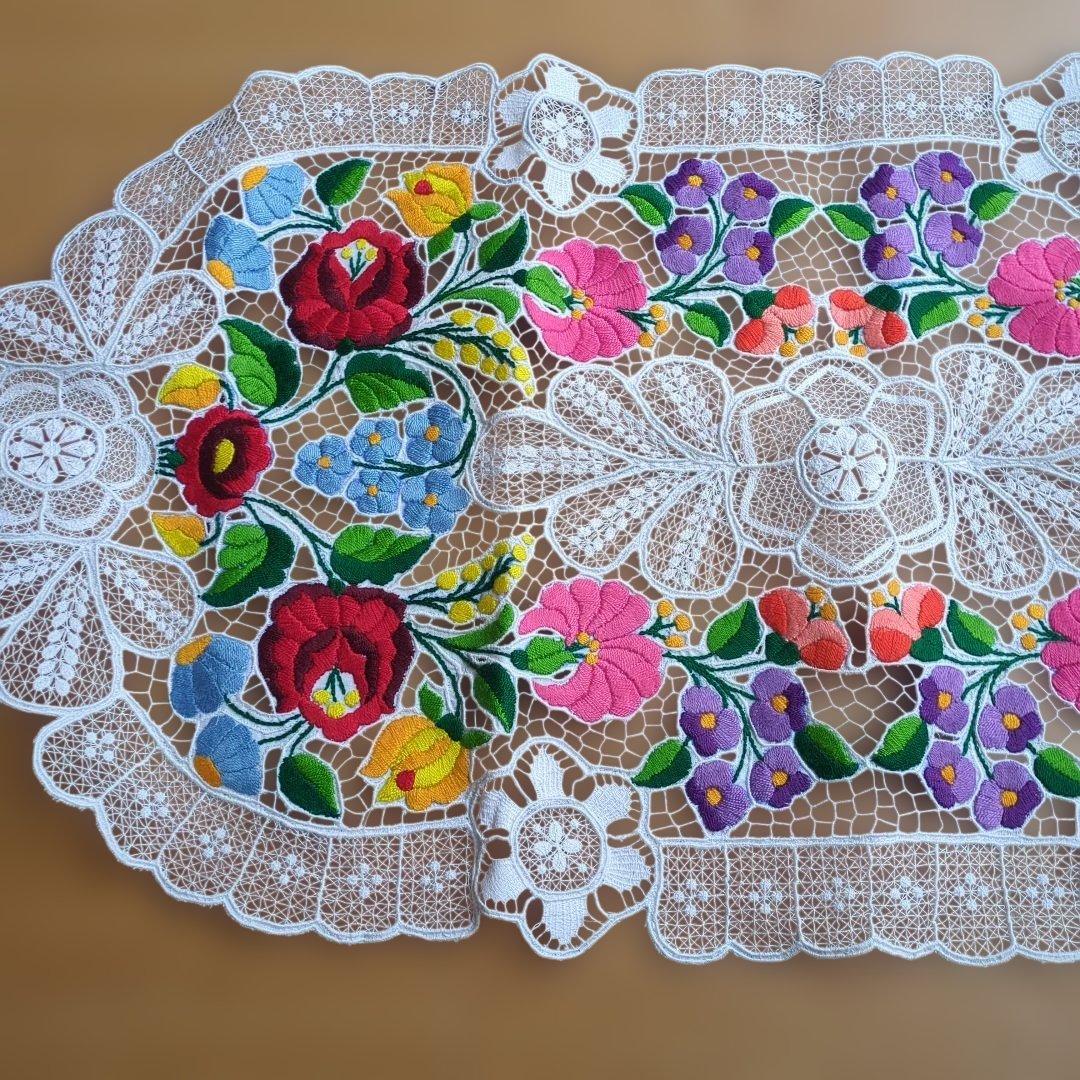 新品未使用　ハンガリー カロチャ刺繍 ドイリー レース テーブルセンター