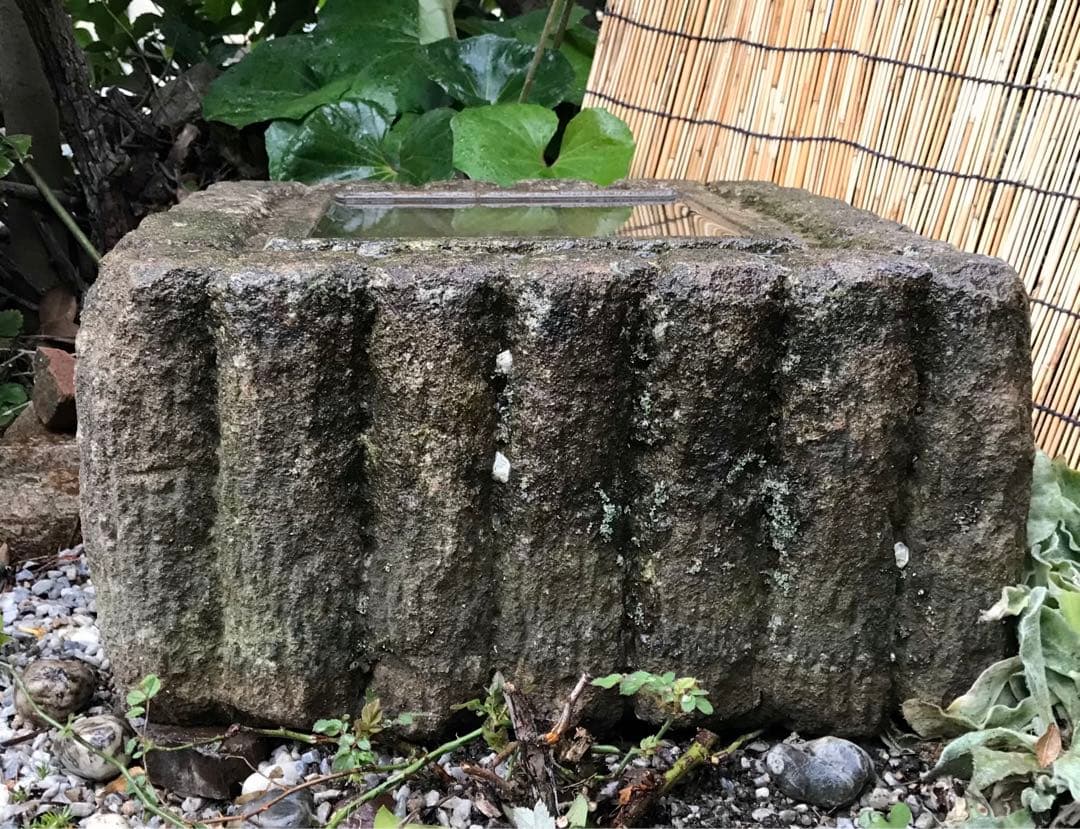 【天然自然石・四方角水鉢・蹲・茶庭向鉢】庭石・オブジェ・バードバス・ガーデニング