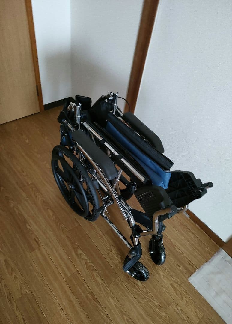 車椅子　自走式　軽量　手持ち付き　身体者マーク付き