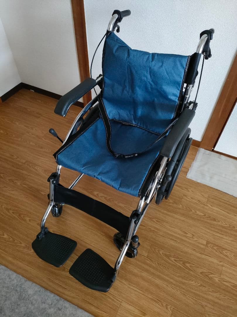 車椅子　自走式　軽量　手持ち付き　身体者マーク付き