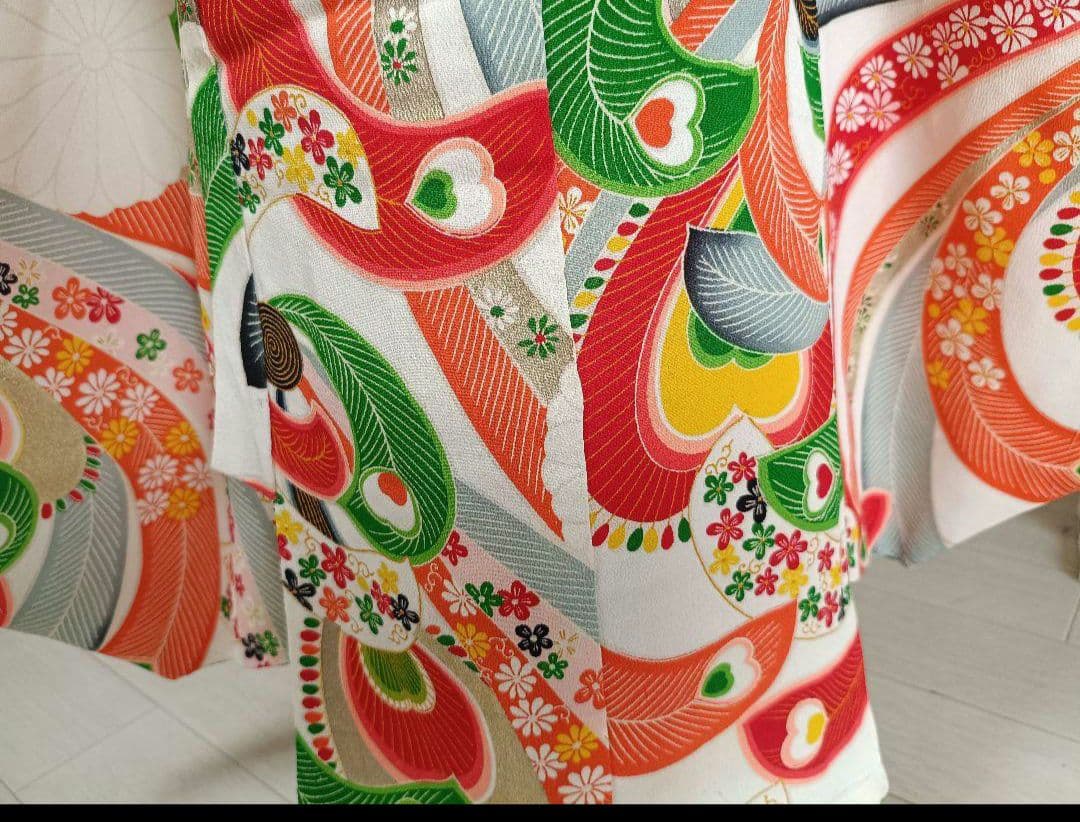 アンティーククリーム色にカラフル模様の着物単品☆2歳から3歳