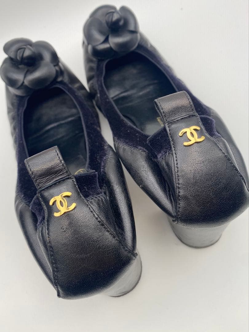 CHANEL ブラック フラワーモチーフ フラットシューズ