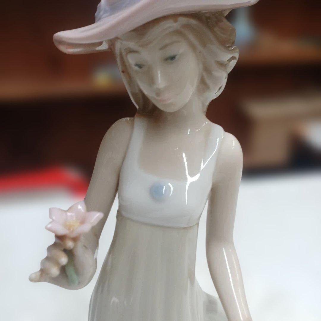 リアドロ　ナオ　一輪の花を持つ女性