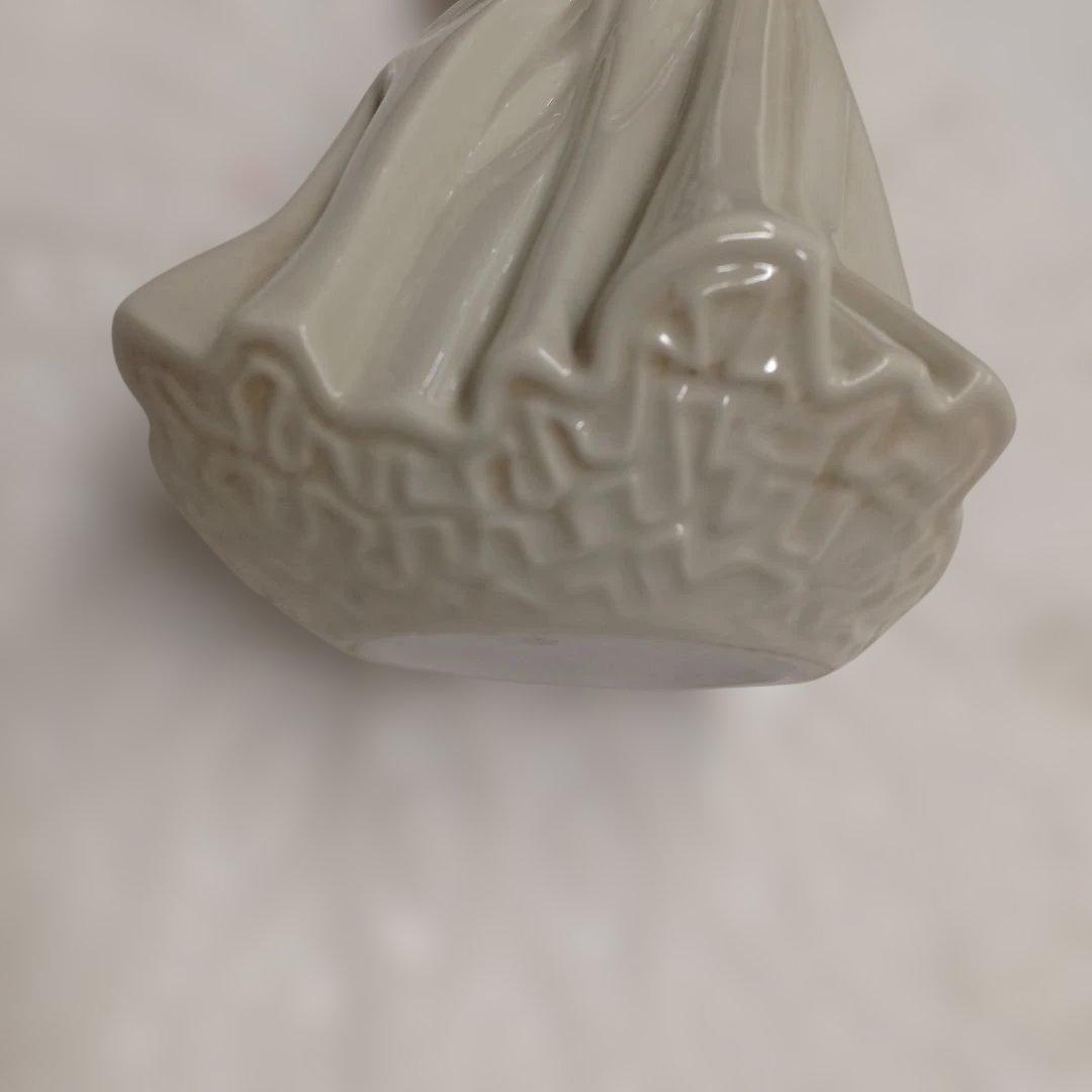 リアドロ　ナオ　一輪の花を持つ女性