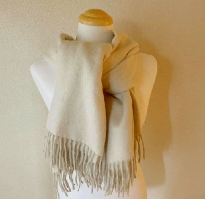 BEGG＆CO（ベグ＆コー）ベージュと白 中間色のストール