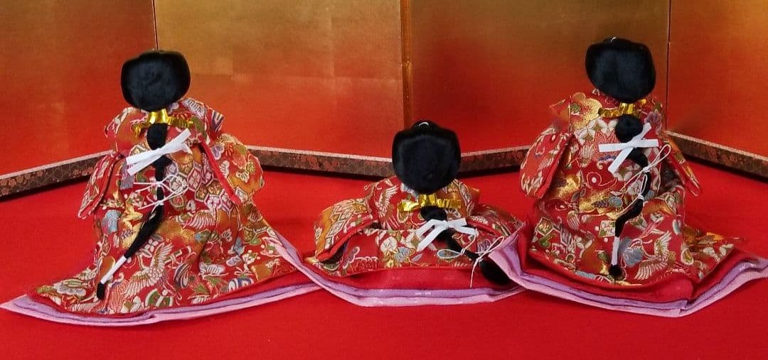 雛人形　三人官女　赤地に宝づくし柄