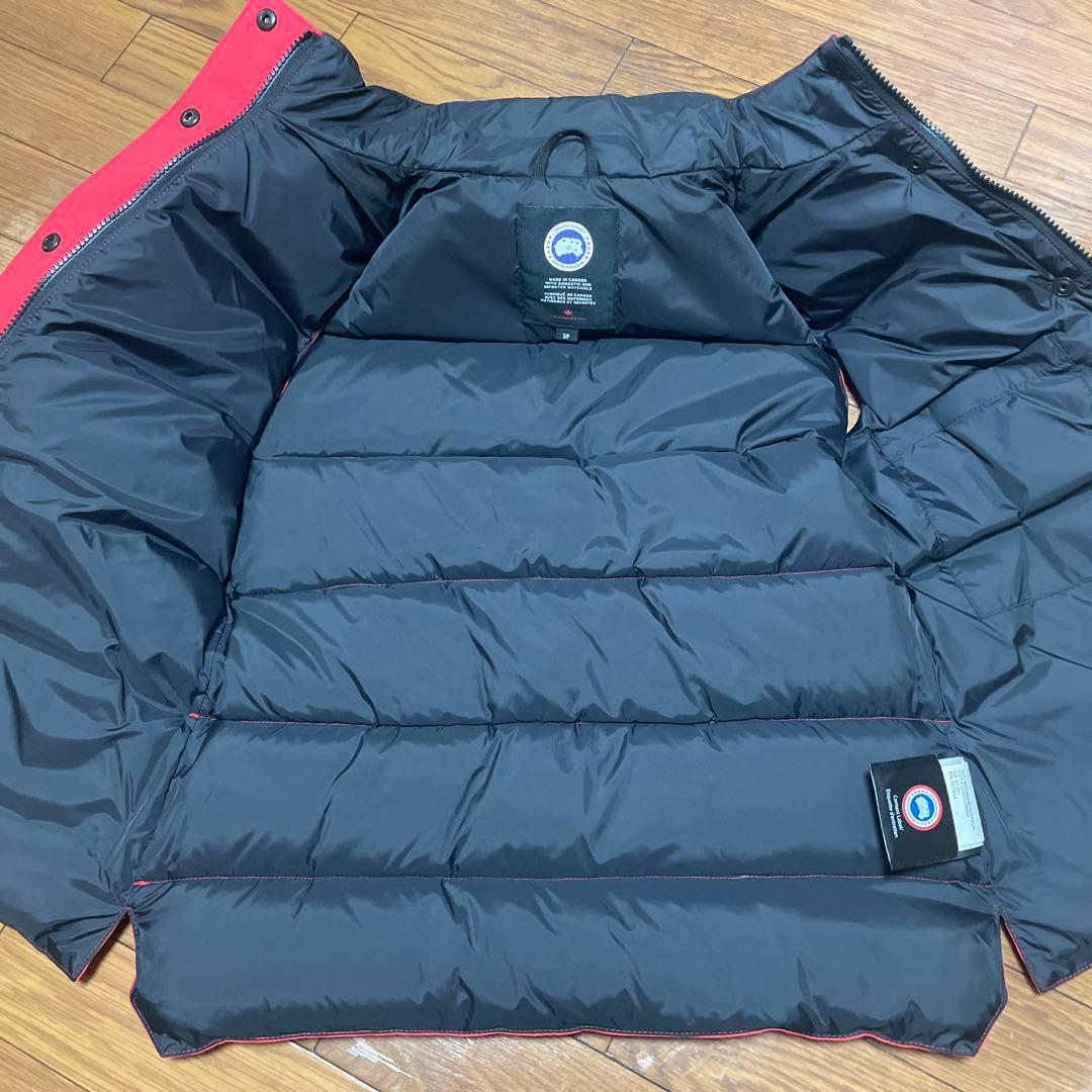 赤いノースリーブダウンベスト カナダロゴ付き