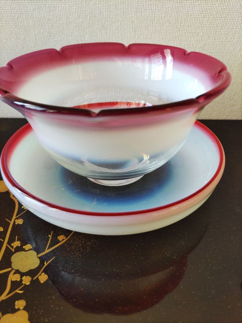 甲*】様 赤べり乳白暈し中鉢と受け皿