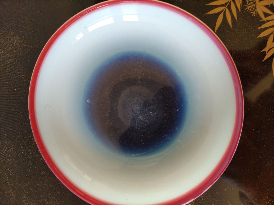 甲*】様 赤べり乳白暈し中鉢と受け皿