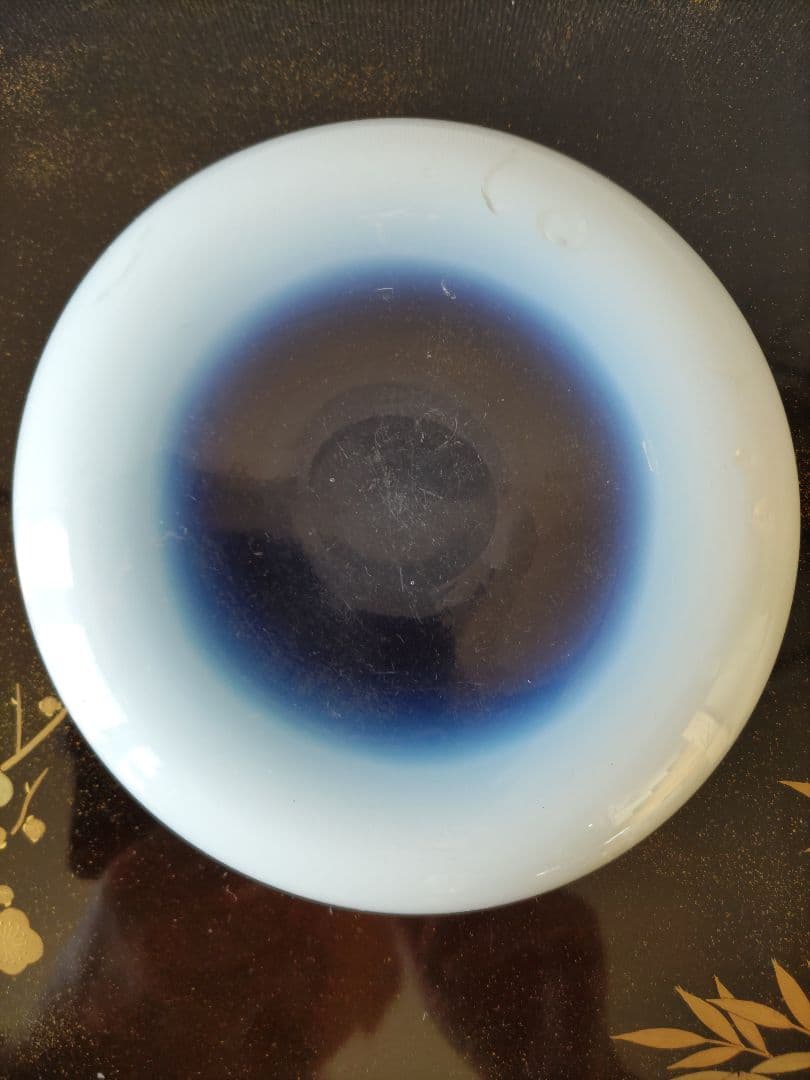 甲*】様 赤べり乳白暈し中鉢と受け皿