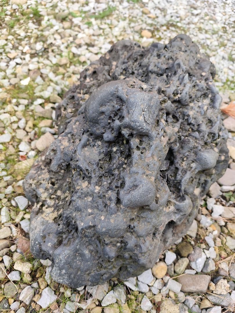 千軒石。中型 火山岩 黒色 不規則形状