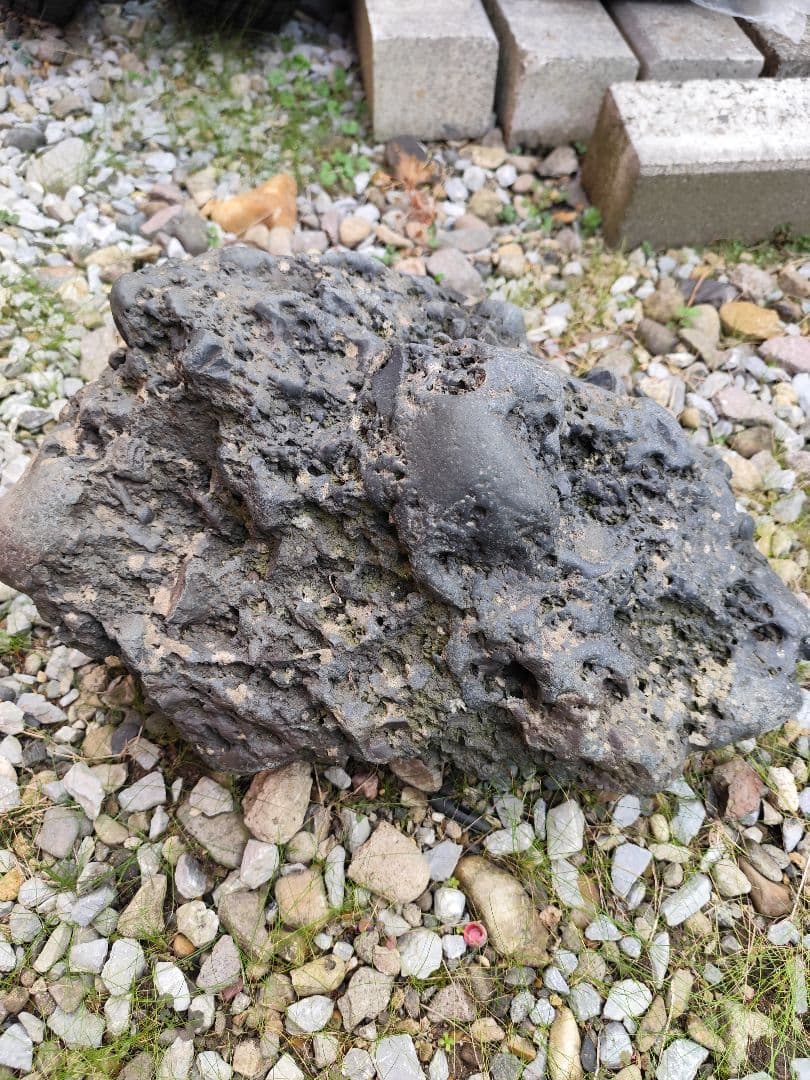 千軒石。中型 火山岩 黒色 不規則形状