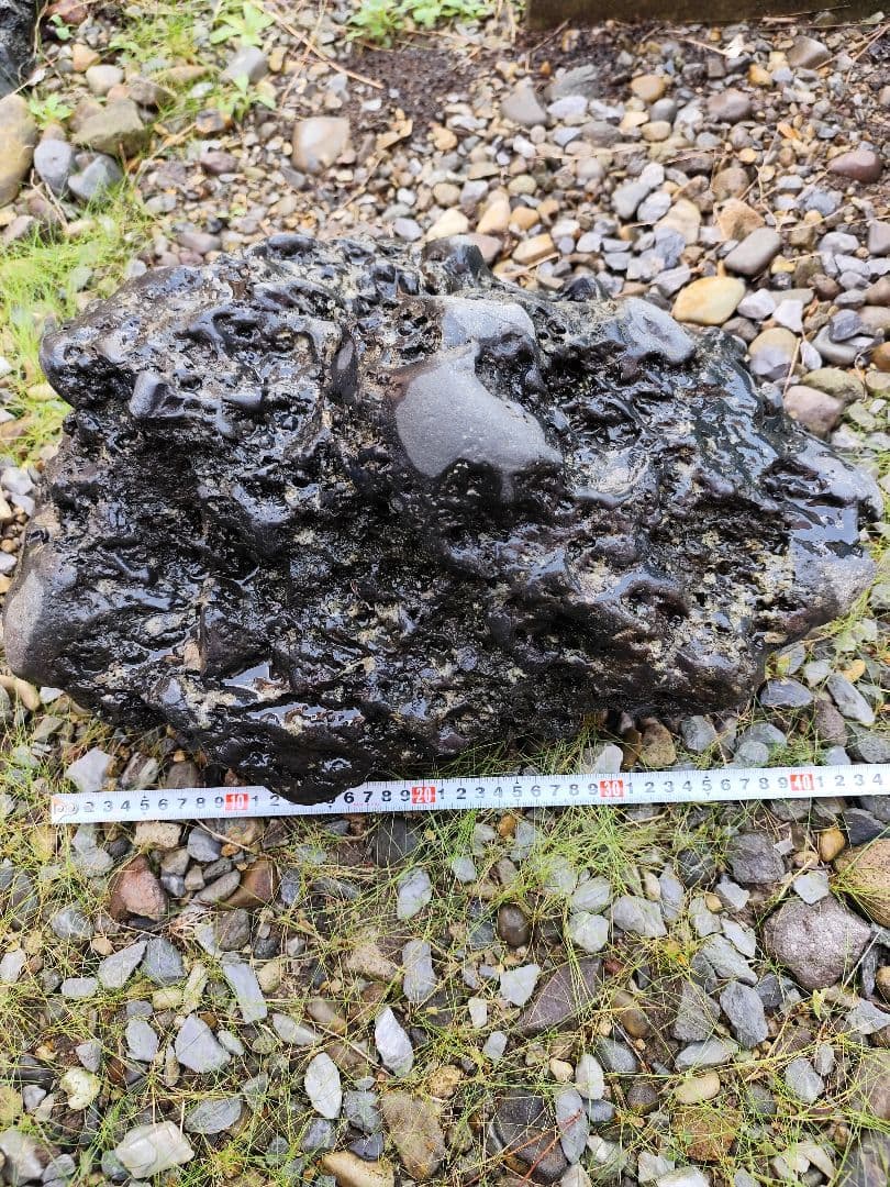 千軒石。中型 火山岩 黒色 不規則形状