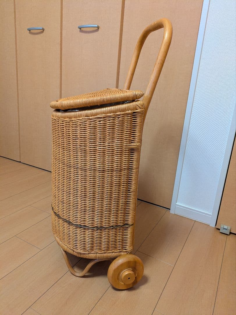 雑誌掲載品　貴重ラタン製のキャリーカート