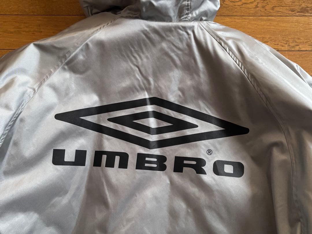 北海高校サッカー部　UMBRO 薄グレー　シルバー ベンチコート O-XO