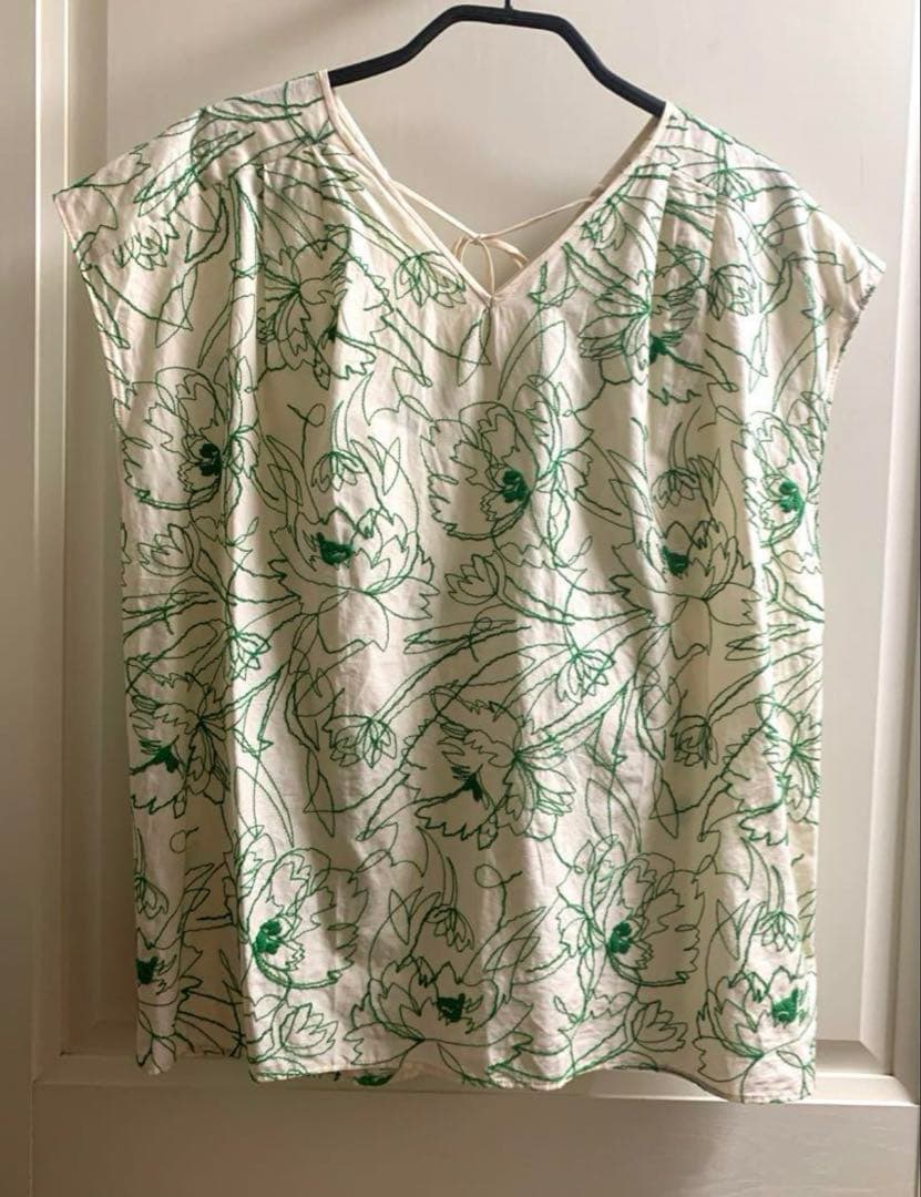 ラインリーフエンブロイダリーキャップスリーブブラウス　トゥモローランド