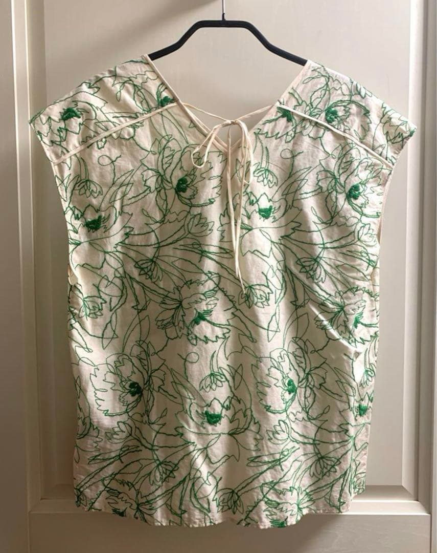 ラインリーフエンブロイダリーキャップスリーブブラウス　トゥモローランド