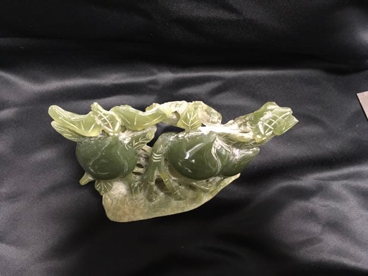翡翠桃彫刻置物