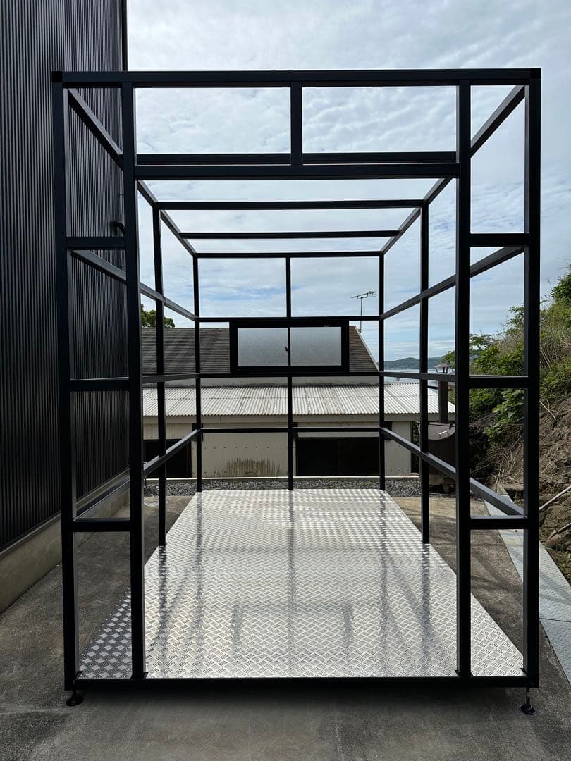 ガレージ骨組み　サッシ付き