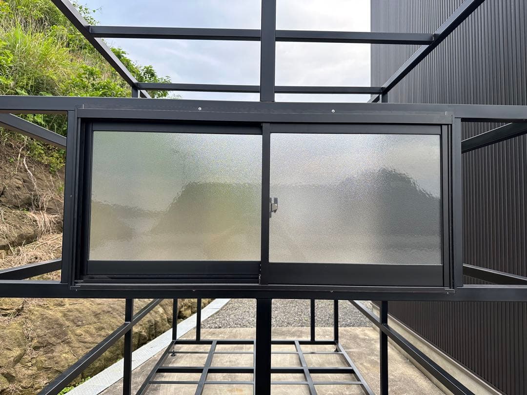 ガレージ骨組み　サッシ付き