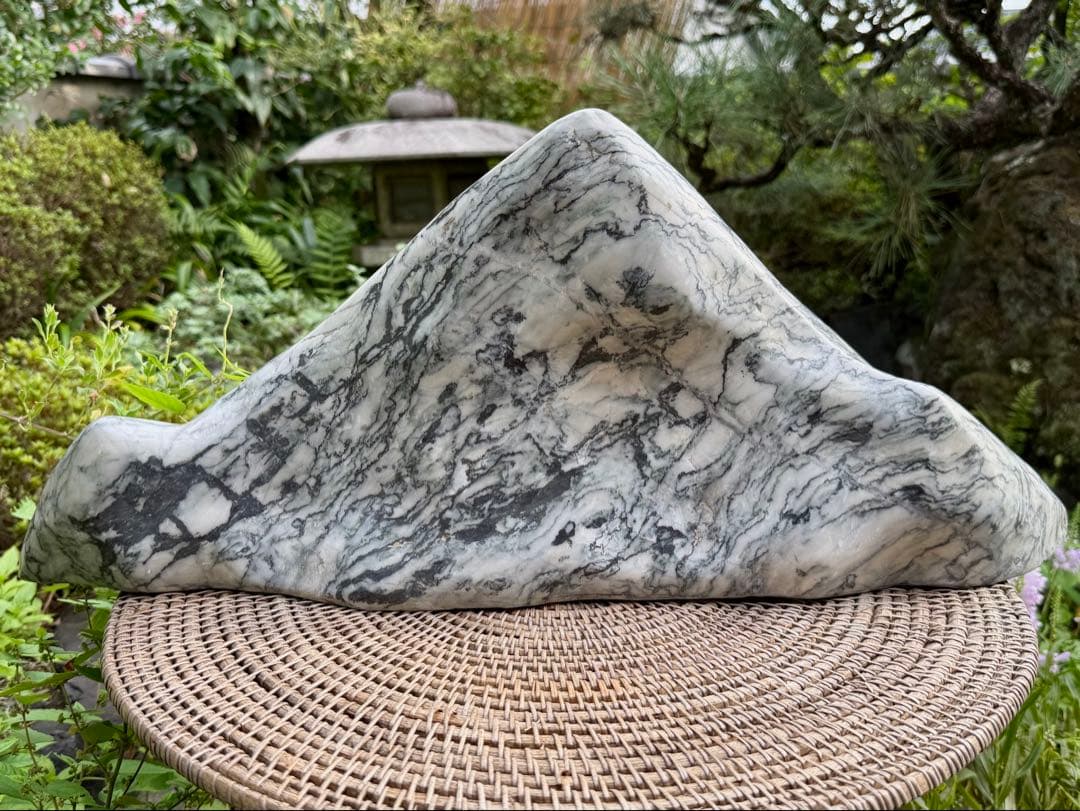 山形の水石 白黒模様