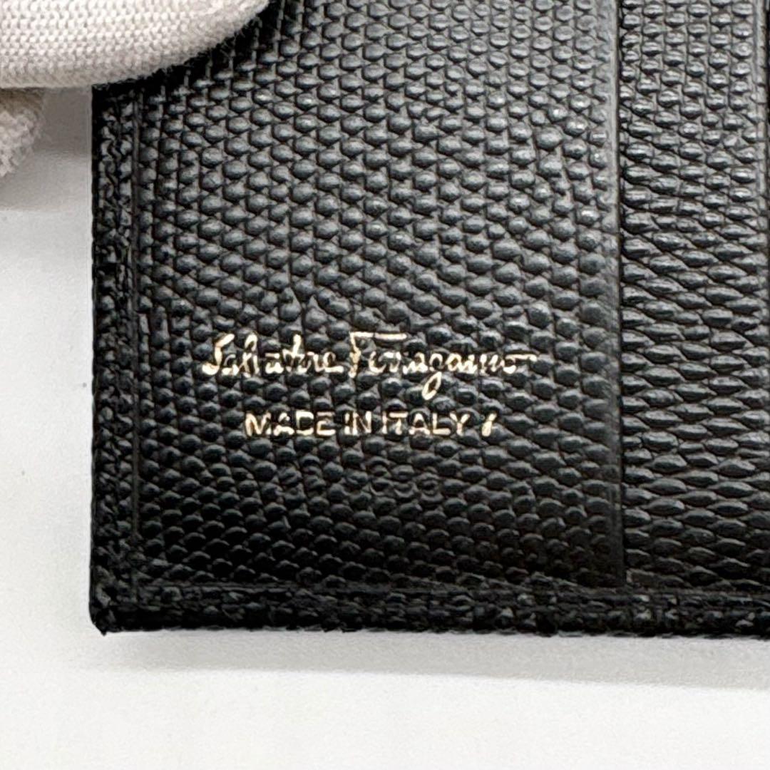 【極美品】Ferragamo レザー 二つ折り財布 ヴァラリボン 黒 コンパクト