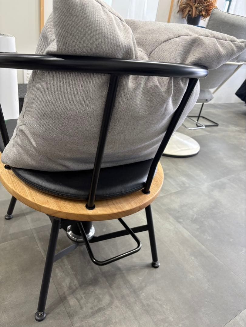 Smoå chair 02 グレー クッション ブラック フレーム