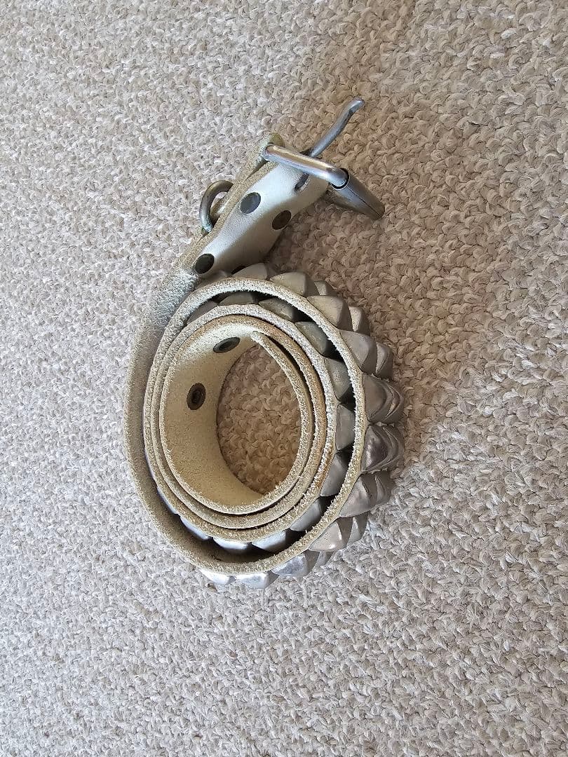 モダンアミューズメント スタッズレザーベルト ホワイト 白