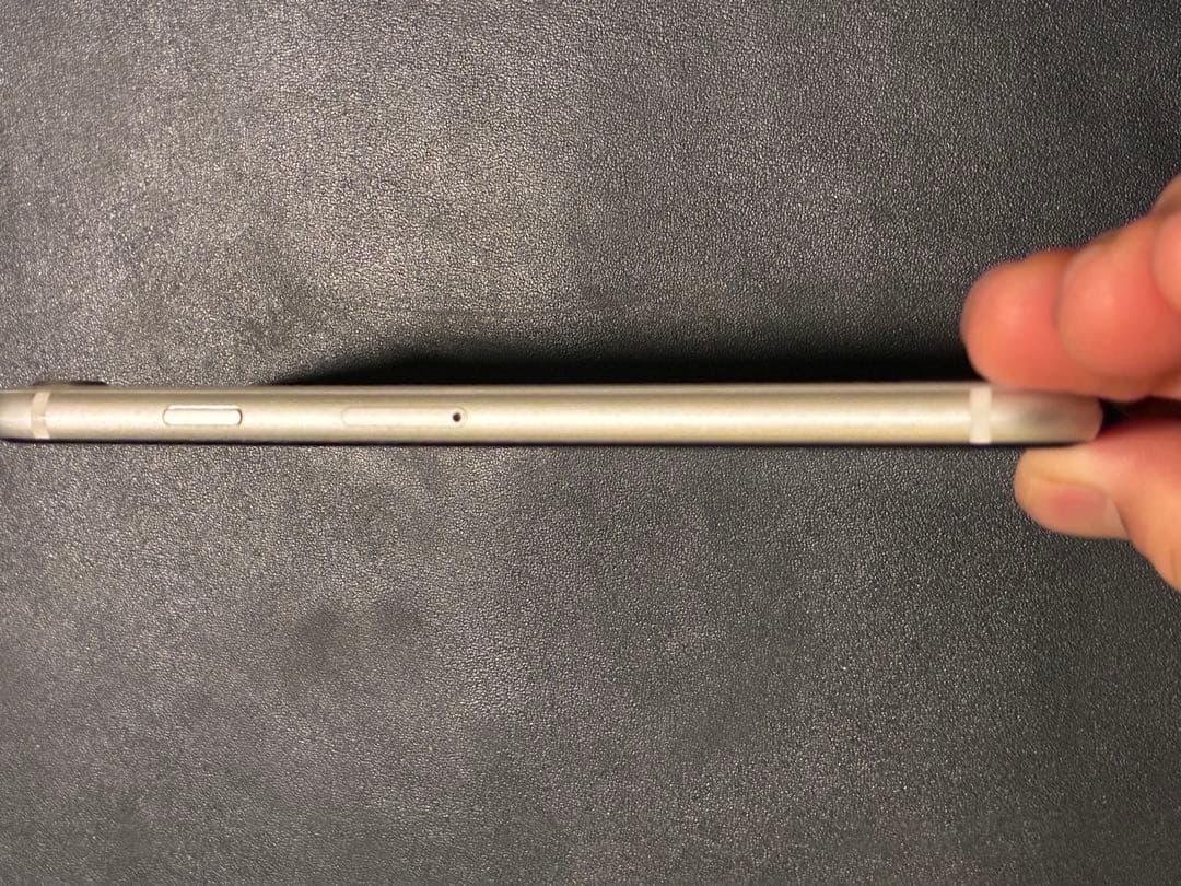 ま*ん様 iPhone se2 本体 バッテリー最大容量83% SIMフリー