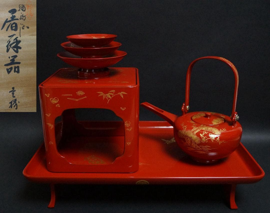 輪島塗 木製御屠蘇セット金蒔絵沈金『松竹梅鶴亀』銚子/杯(3客)/杯台 台共箱☆