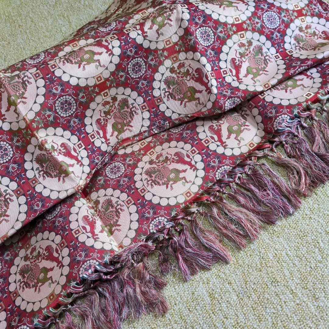 テーブルクロス 赤と白の円形パターン