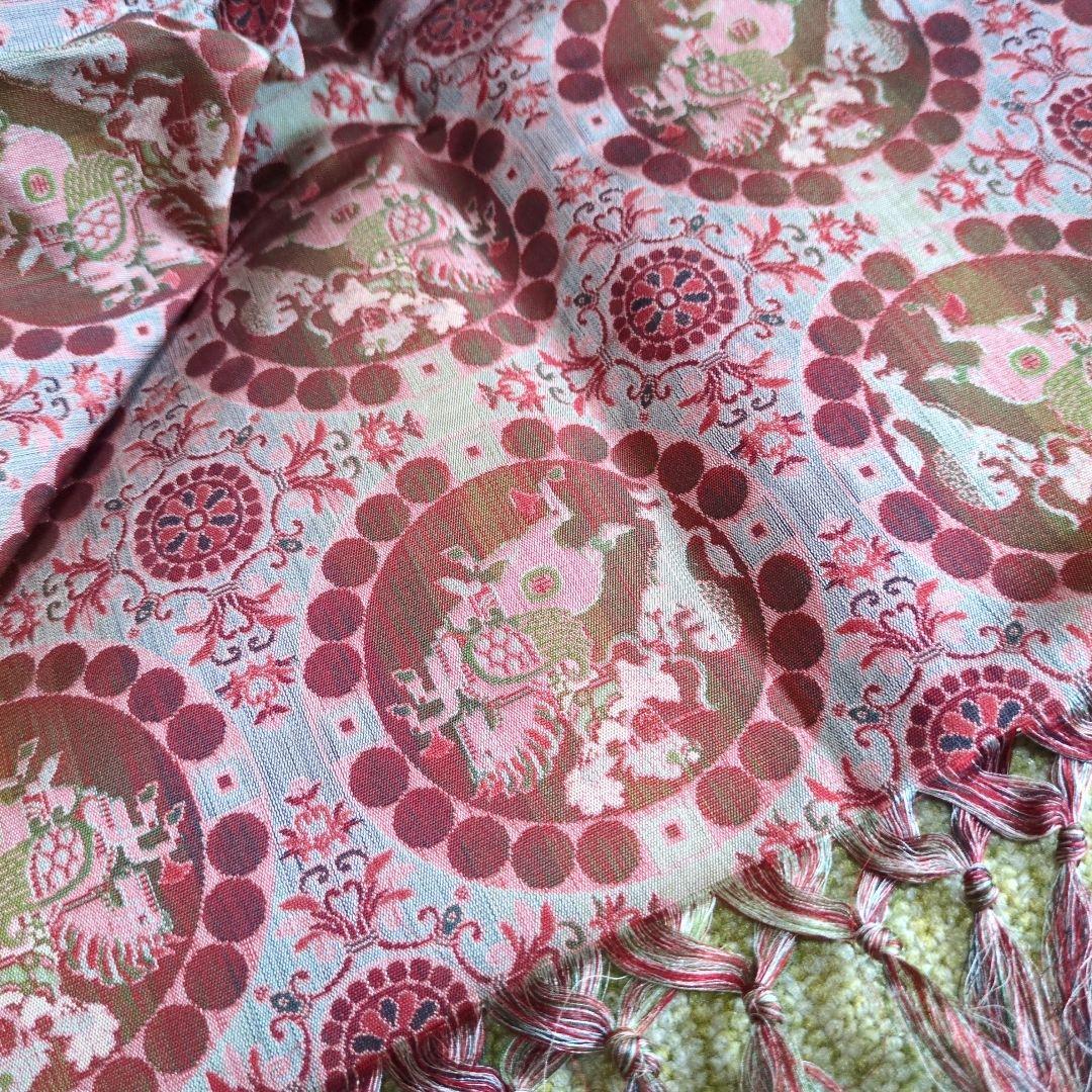 テーブルクロス 赤と白の円形パターン