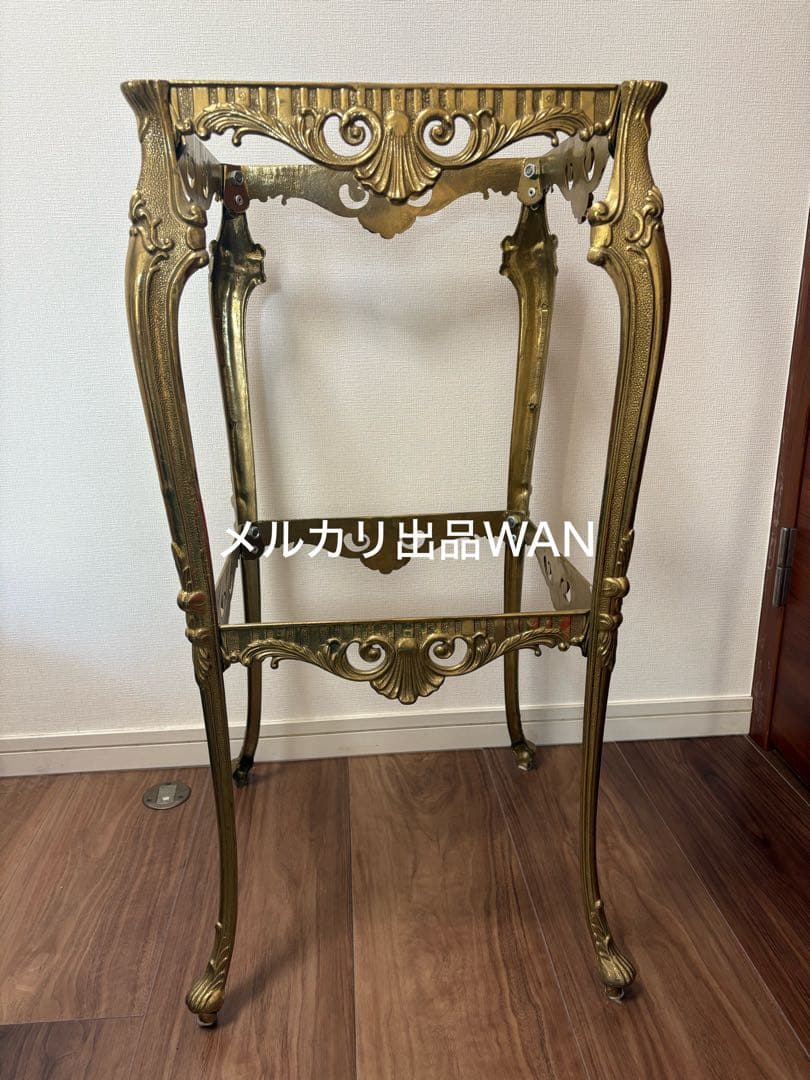 装飾的な金色ラック／コンソール