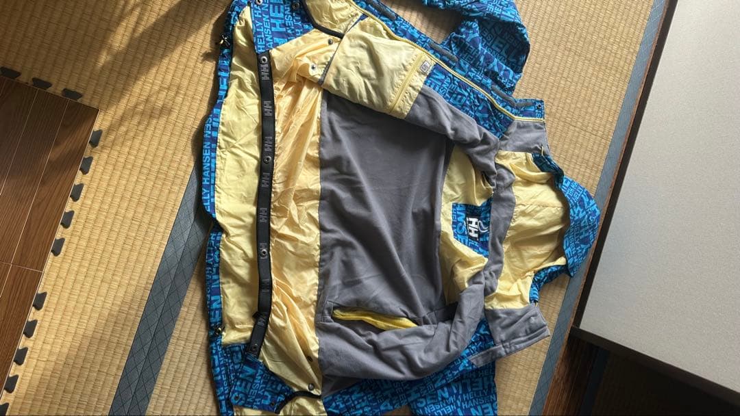 青いロゴ入りフード付きジャケット